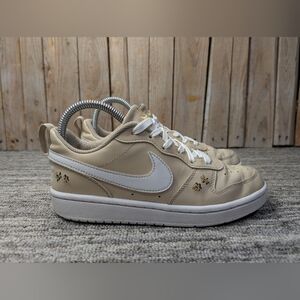 Nike Court Borough Recraft SE GS Embroidered Floral in Sanddrift - Size 4Y/5-6W